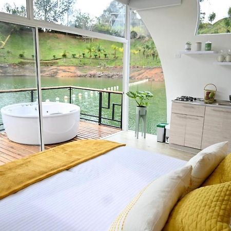 Casa Flotante La Trinidad Hotell Guatapé Exteriör bild