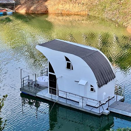 Casa Flotante La Trinidad Hotell Guatapé Exteriör bild
