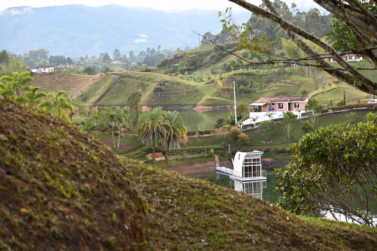 Casa Flotante La Trinidad Hotell Guatapé Exteriör bild