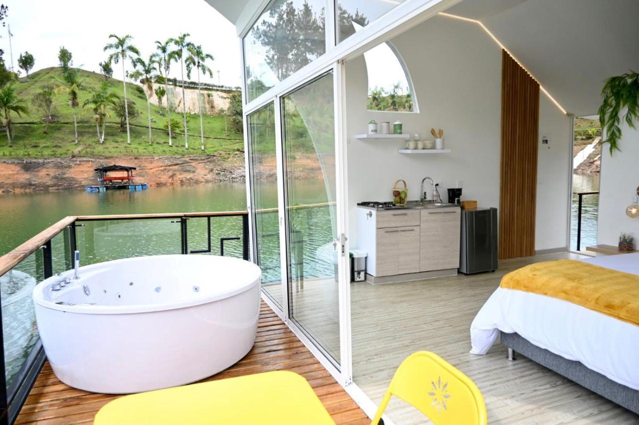 Casa Flotante La Trinidad Hotell Guatapé Exteriör bild