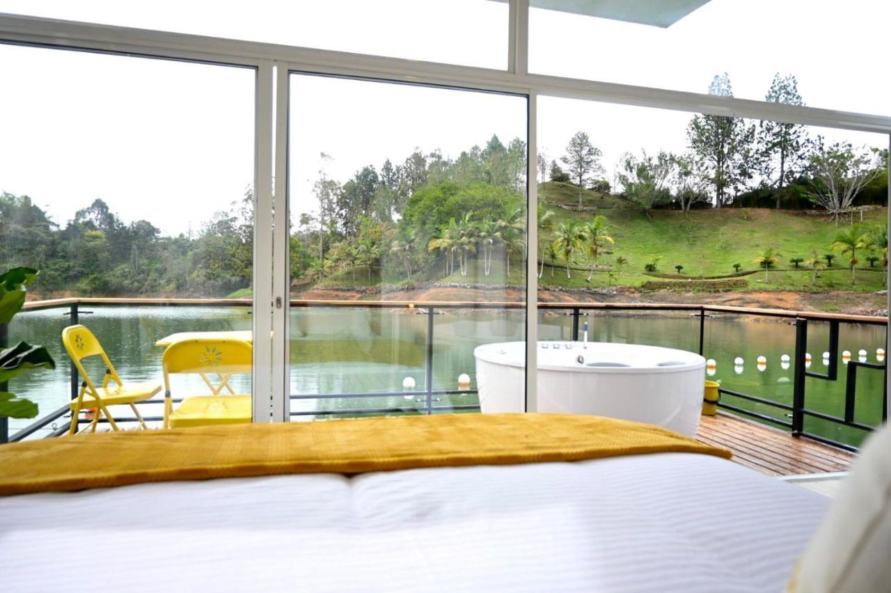 Casa Flotante La Trinidad Hotell Guatapé Exteriör bild