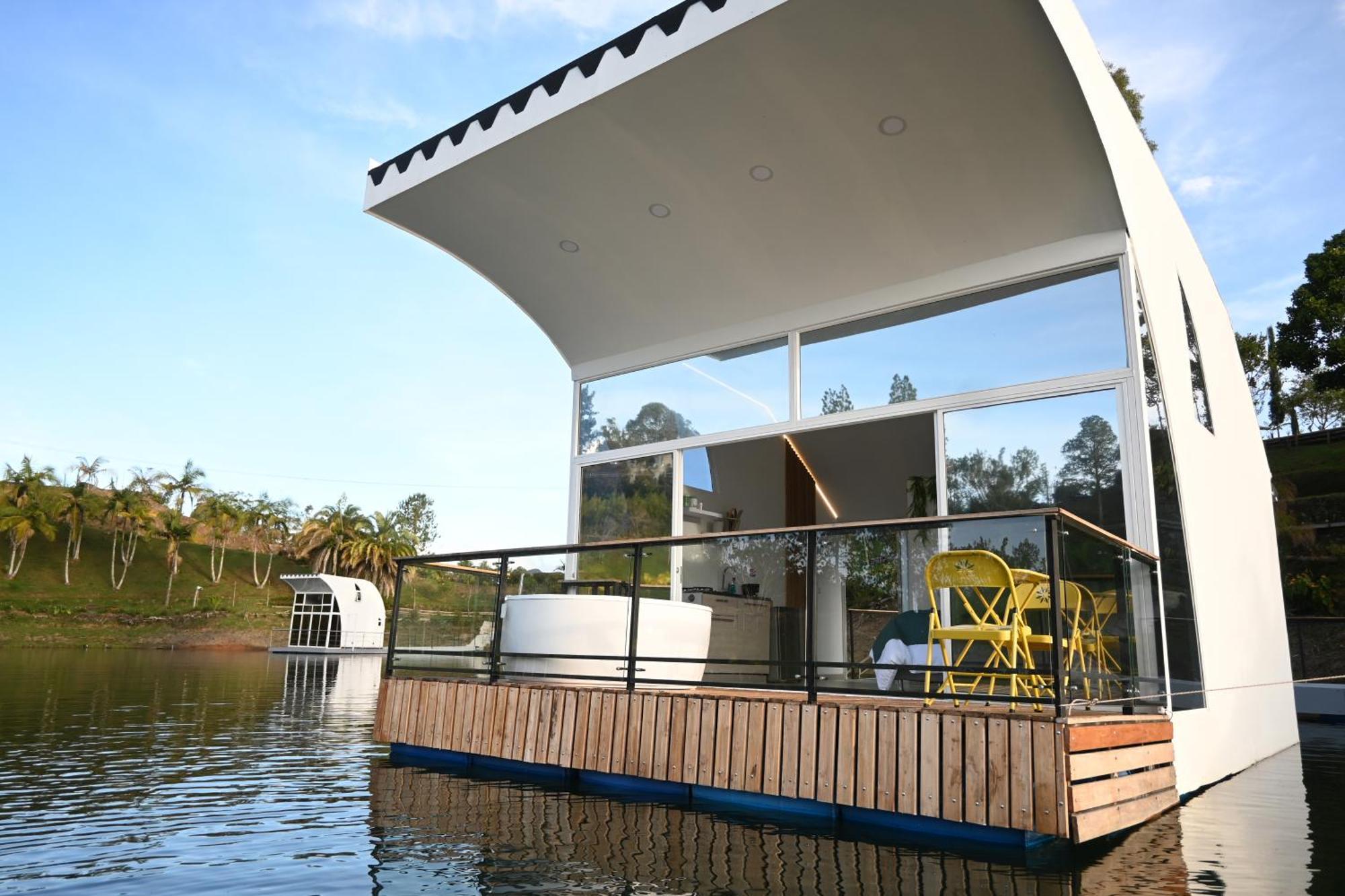 Casa Flotante La Trinidad Hotell Guatapé Exteriör bild