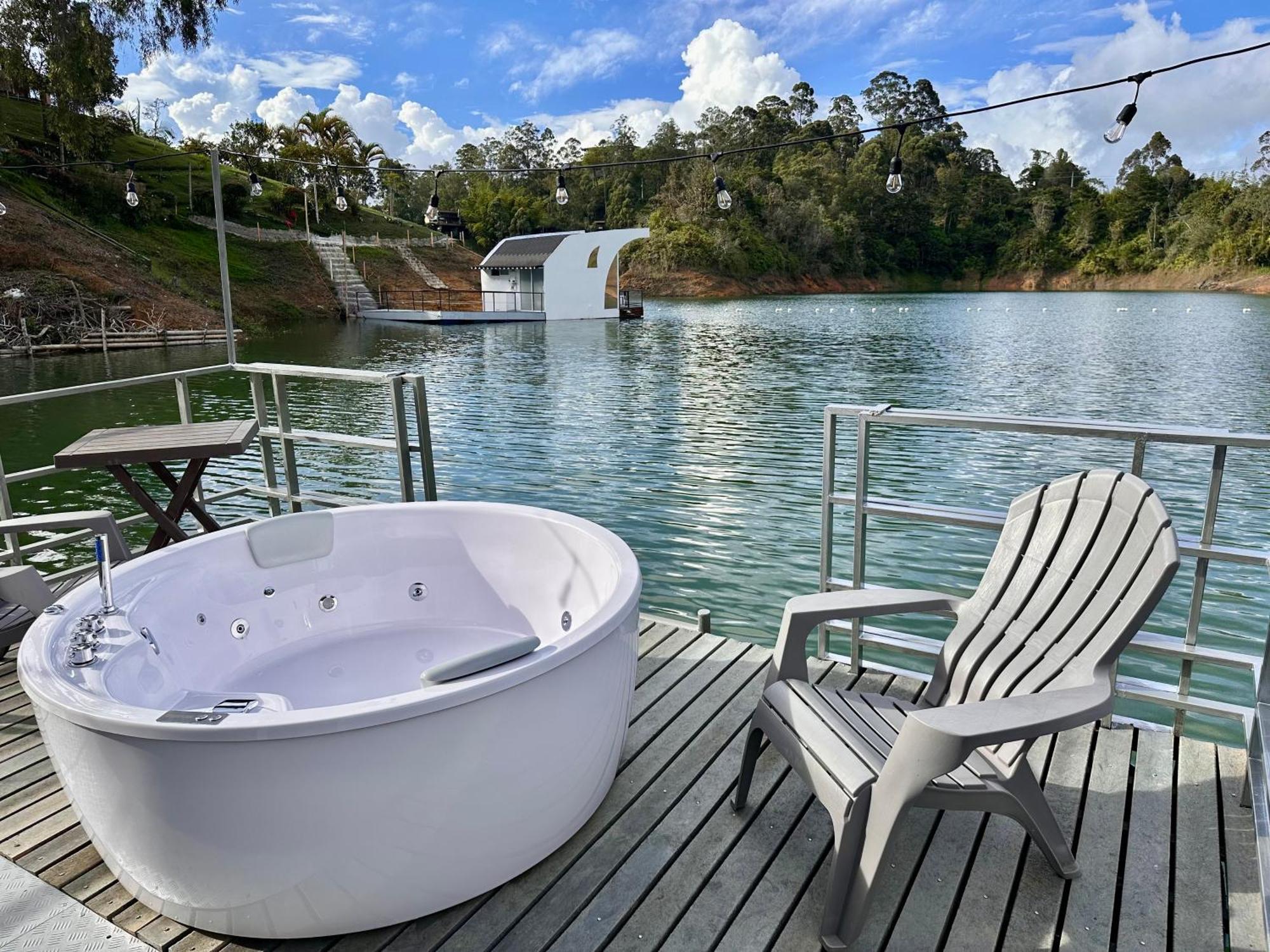 Casa Flotante La Trinidad Hotell Guatapé Exteriör bild