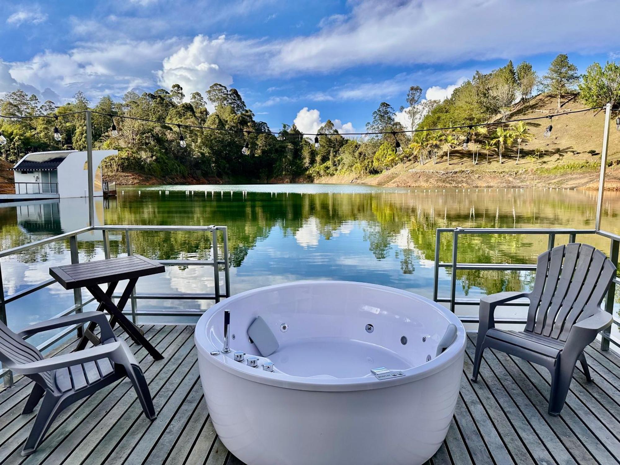 Casa Flotante La Trinidad Hotell Guatapé Exteriör bild