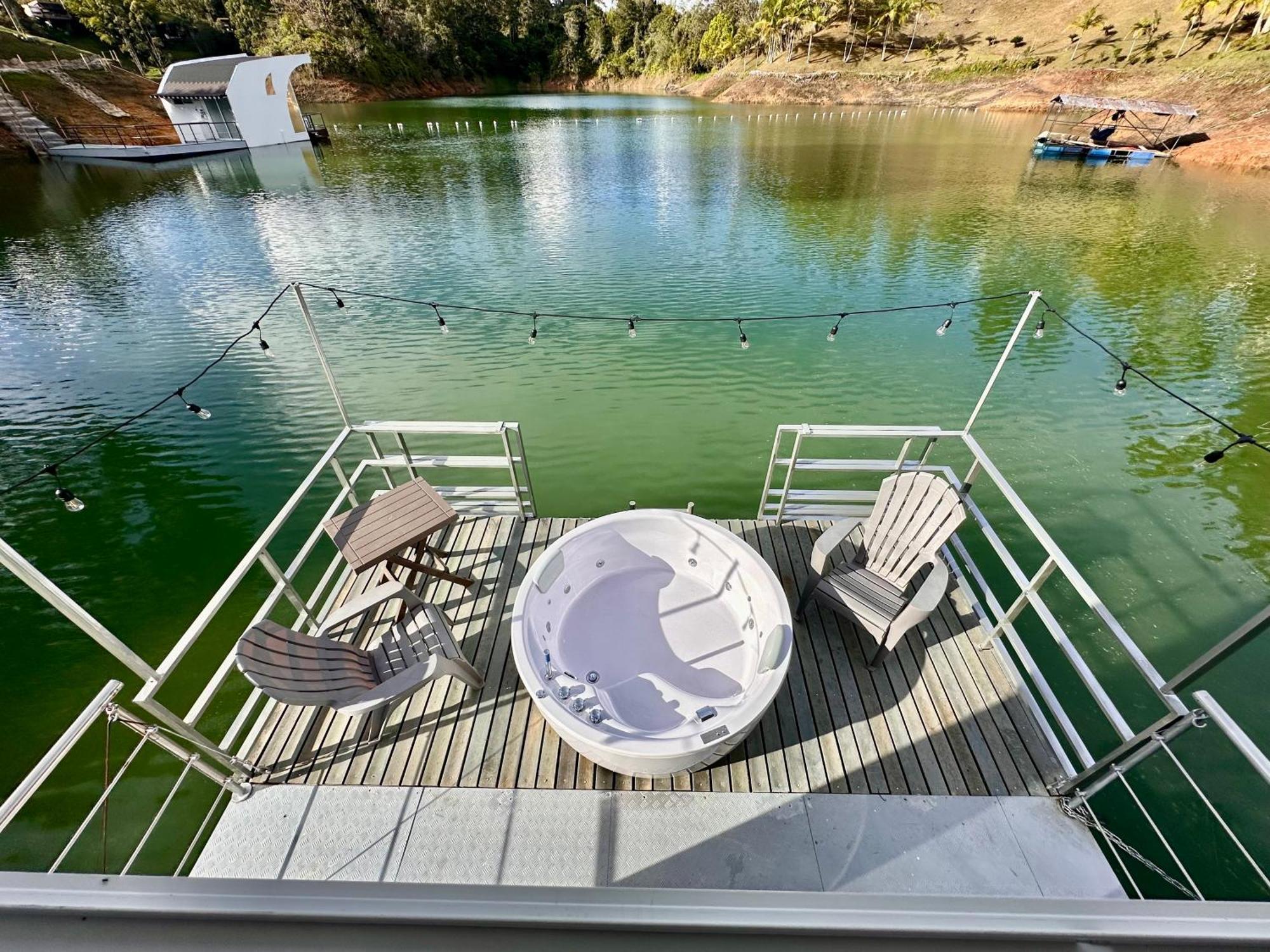 Casa Flotante La Trinidad Hotell Guatapé Exteriör bild
