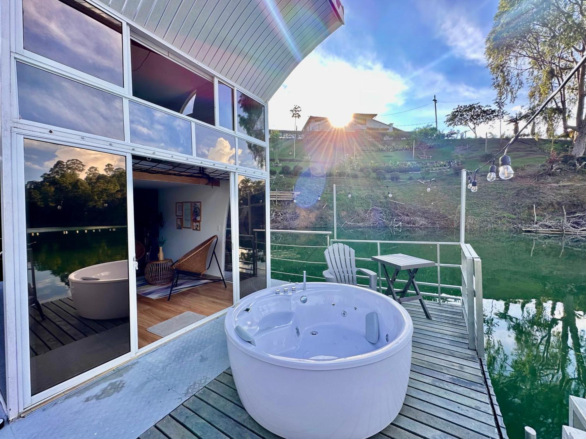 Casa Flotante La Trinidad Hotell Guatapé Exteriör bild