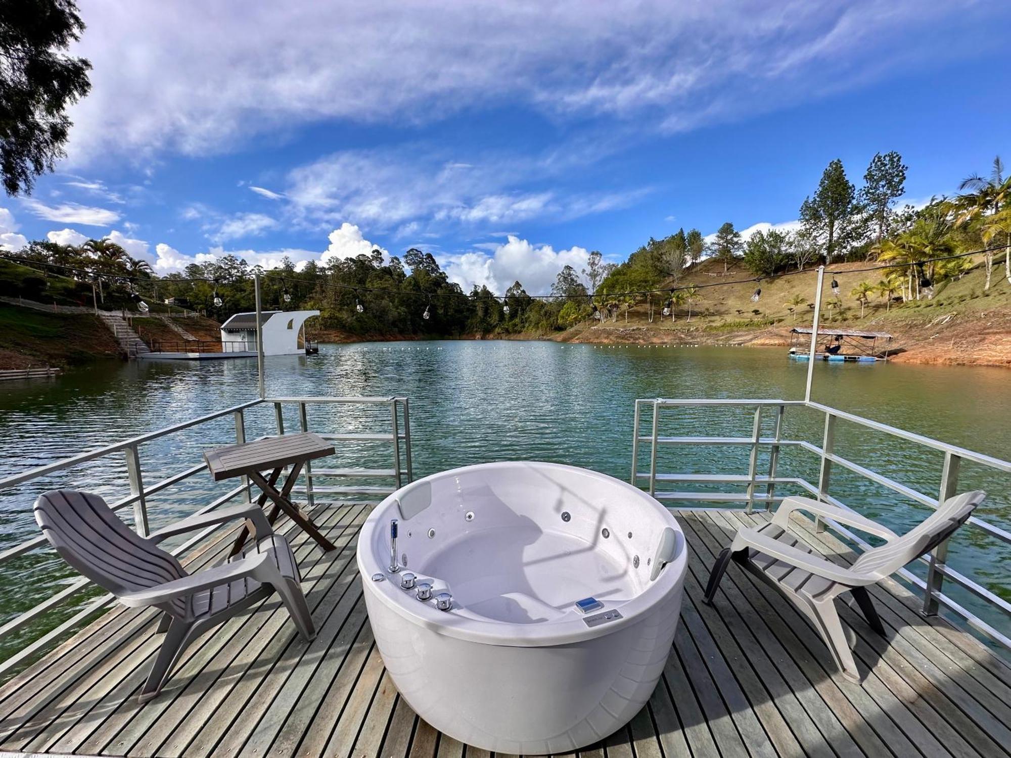 Casa Flotante La Trinidad Hotell Guatapé Exteriör bild